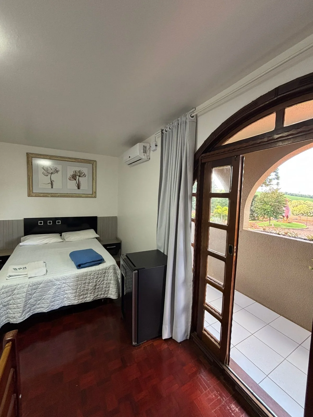 Quarto claro com cama e porta de madeira