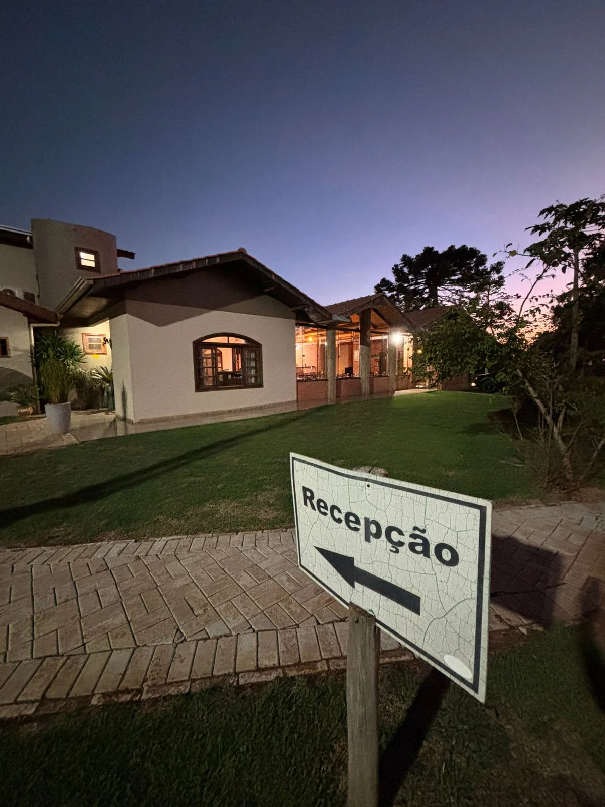 Área externa do hotel ao entardecer