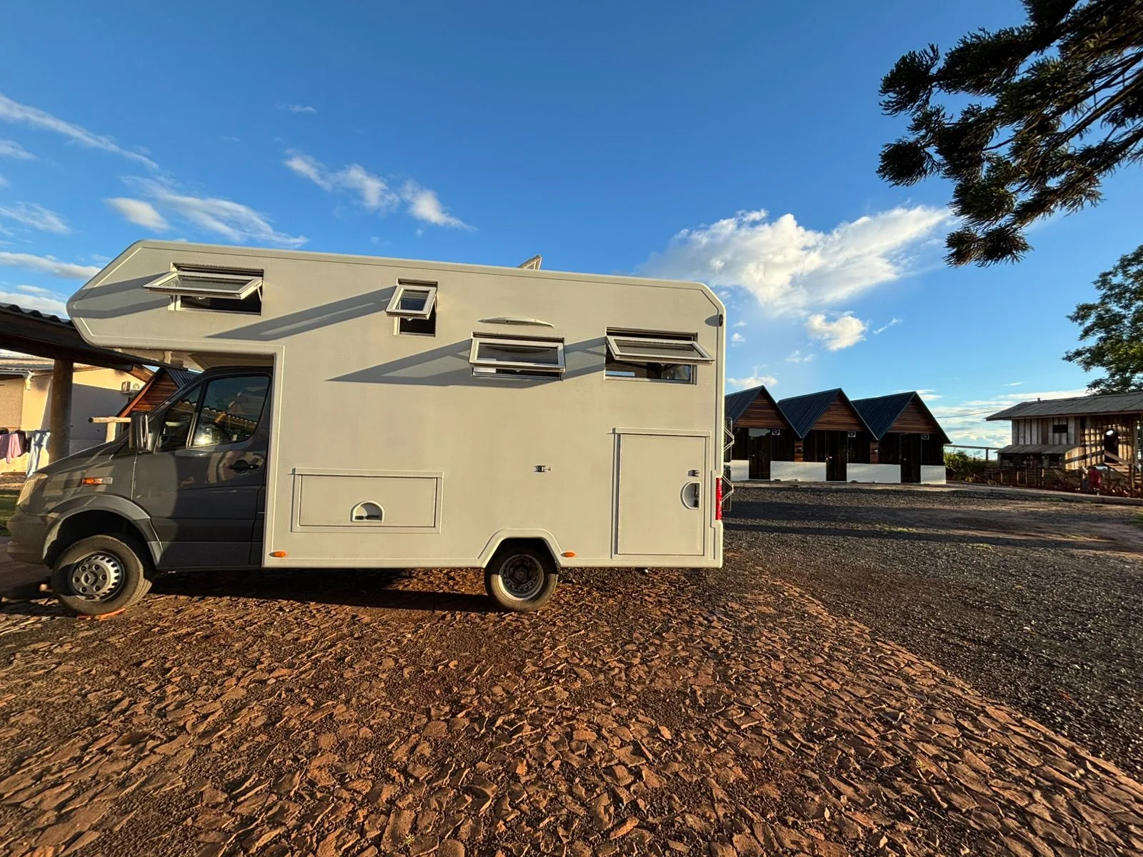 Motorhome estacionado no espaço da pousada